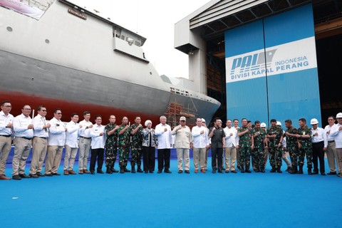 Menteri Pertahanan Prabowo Subianto mengunjungi PT PAL Indonesia untuk meninjau progres pembangunan kapal fregat 'Merah Putih' di Dermaga Divisi Kapal Niaga, Surabaya, Selasa (23/1/2024). Foto: Dok. Istimewa