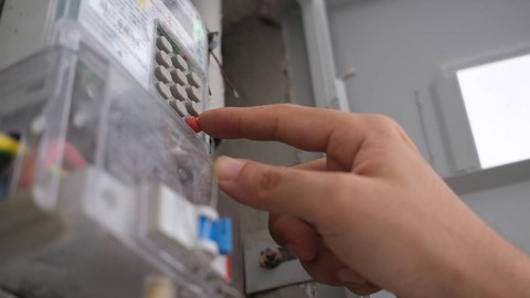 Ilustrasi mengisi token listrik pra-bayar. Foto: Wisely/Shutterstock