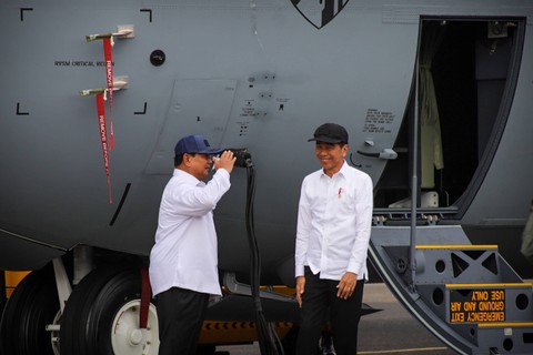 Presiden Joko Widodo bersama Menteri Pertahanan Prabowo Subianto menghadiri acara penyerahan Pesawat ke-4 C-130J-30 tail number A-1344, Helikopter AS550 Fennec dan AS565 MBe Panther di Terminal Selatan Lanud Halim Perdanakusuma, Jakarta, Rabu (24/1). Foto: Jamal Ramadhan/kumparan