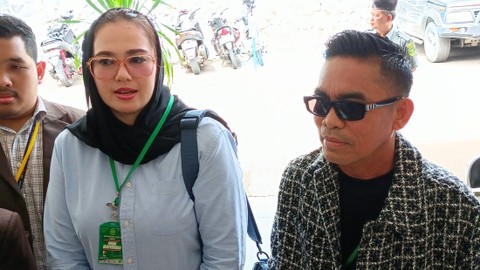 Catherine Wilson dan Idham Mase saat hadiri sidang cerai di Pengadilan Agama Depok, Jawa Barat, Rabu (24/1/2024). Foto: Aprilandika Pratama/kumparan