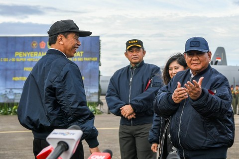 Presiden Joko Widodo (kiri) didampingi Menteri Pertahanan Prabowo Subianto (kanan) dan Kepala Staf TNI Angkatan Darat (KSAD) Jenderal TNI Maruli Simanjuntak (kedua kiri) menjawab pertanyaan wartawan usai mengikuti kegiatan serah terima alutsista. Foto: Galih Pradipta/Antara Foto 