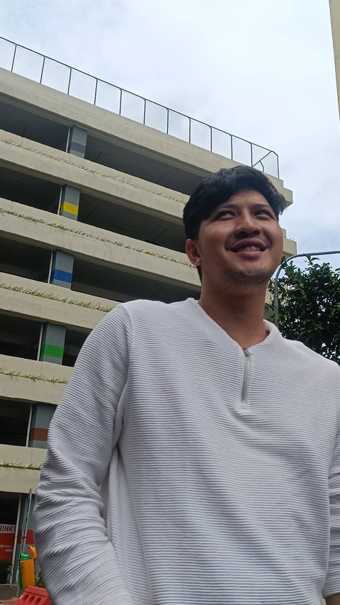 Aditya Zoni jenguk Ammar Zoni di Polres Jakarta Barat, Rabu (24/1/2024). Foto: Giovanni/kumparan