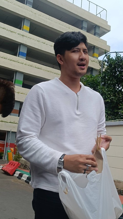 Aditya Zoni jenguk Ammar Zoni di Polres Jakarta Barat, Rabu (24/1/2024). Foto: Giovanni/kumparan