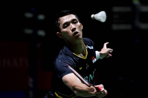 Pebulu tangkis tunggal putra Indonesia Jonatan Christie saat melawan pebulu tangkis tunggal putra China Guang Zu Lu pada pertandingan babak pertama (32 besar) turnamen Indonesia Masters 2024 di Istora Senayan, GBK, Jakarta, Rabu (24/1/2024). Foto: M Risyal Hidayat/ANTARA FOTO