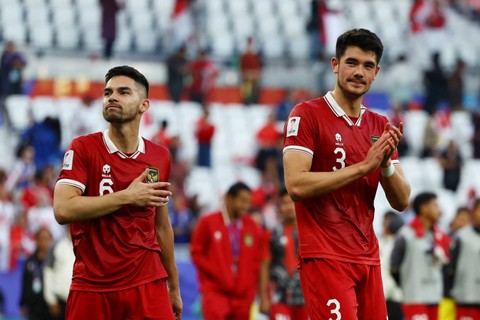 Pemain Timnas Indonesia Elkan Baggott dan Sandy Walsh usai melawan Timnas Jepang pada pertandingan Grup D Piala Asia 2023 di Stadion Al Thumama, Doha, Qatar, Rabu (24/1/2024). Foto: Molly Darlington/REUTERS