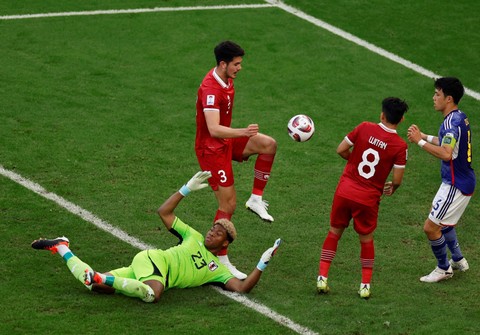 Elkan Baggott dan Witan Sulaemen duel dengan Zion Suzuki dan Wataru Endo saat Timnas Indonesia vs Jepang dalam laga Grup D Piala Asia 2023 di Stadion Al Thumama, Doha, Qatar, Rabu (24/1/2024). Foto: REUTERS/Thaier Al-Sudani