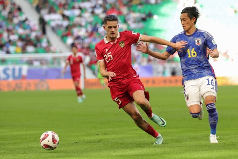 Justin Hubner duel dengan Seiya Maikuma saat Timnas Indonesia vs Jepang dalam laga Grup D Piala Asia 2023 di Stadion Al Thumama, Doha, Qatar, Rabu (24/1/2024). Foto: Giuseppe CACACE / AFP