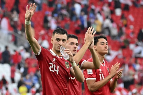 Ivar Jenner, Justin Hubner, dan Rafael Struick usai Timnas Indonesia vs Jepang dalam laga Grup D Piala Asia 2023 di Stadion Al Thumama, Doha, Qatar, Rabu (24/1/2024). Foto: Giuseppe CACACE / AFP