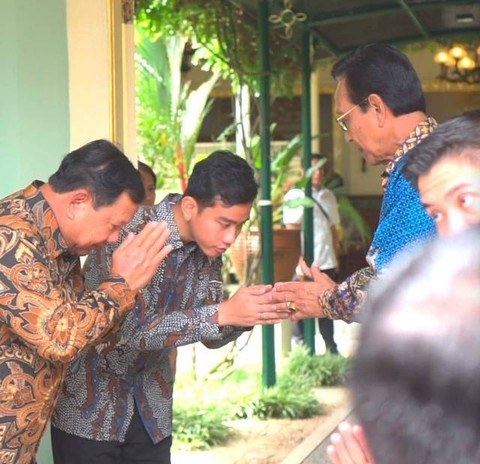 Gubernur DIY menyalami Prabowo-Gibran di Kompleks Kepatihan Yogyakarta, Senin (22/1). Foto: Arif UT/Pandangan Jogja