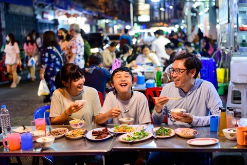 Ilustrasi keluarga yang sedang wisata kuliner di Yaowarat. Foto: Shutterstock