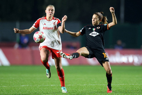 AS Roma melawan Bayern Muenchen di Liga Champions Wanita 2023/24. Foto: Claudia Greco/REUTERS
