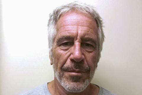 Pemodal AS Jeffrey Epstein muncul dalam foto yang diambil untuk pendaftaran pelaku kejahatan seksual Divisi Layanan Peradilan Pidana Negara Bagian New York pada 28 Maret 2017. Foto: REUTERS