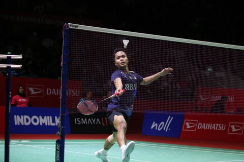 Pebulu tangkis Indonesia, Anthony Sinisuka Ginting melawan Pebulu tangkis Malaysia Leong Jun Hao pada turnamen bulu tangkis internasional Daihatsu Indonesia Masters 2024 di Istora Senayan, kompleks Gelora Bung Karno (GBK), Jakarta, Kamis (25/1/2024). Foto: Aditia Noviansyah/kumparan
