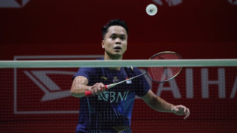 Pebulu tangkis Indonesia, Anthony Sinisuka Ginting melawan Pebulu tangkis Malaysia Leong Jun Hao pada turnamen bulu tangkis internasional Daihatsu Indonesia Masters 2024 di Istora Senayan, kompleks Gelora Bung Karno (GBK), Jakarta, Kamis (25/1/2024). Foto: Aditia Noviansyah/kumparan