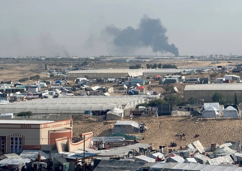 Asap mengepul selama operasi darat Israel di Khan Younis, di tengah konflik yang sedang berlangsung antara Israel dan Hamas, seperti yang terlihat dari tenda kamp yang melindungi pengungsi Palestina di Rafah, di selatan Jalur Gaza, 25 Januari 2024. Foto: Bassam Masoud/Reuters