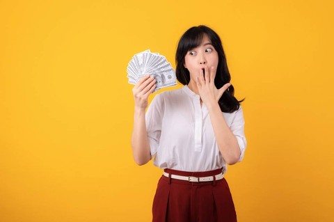 Perempuan gajian. Foto: Jirawatfoto/Shutterstock