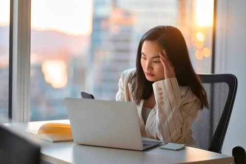 Perempuan bekerja sedang stres. Foto: insta_photos/Shutterstock