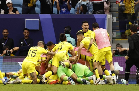 Pemain Malaysia Romel Morales merayakan gol ketiganya bersama rekan setimnya saat pertandingan Piala Asia AFC Grup E di Stadion Al Janoub, Al Wakrah, Qatar. Foto: Thaier Al-Sudani/Reuters