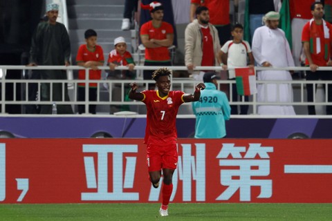 Joel Kojo selebrasi usai cetak gol saat laga Oman vs Kirgizstan dalam matchday terakhir Grup F Piala Asia 2023 di Abdullah bin Khalifa Stadium, Doha, Qatar, pada Kamis (25/1/2024). Foto: KARIM JAAFAR / AFP