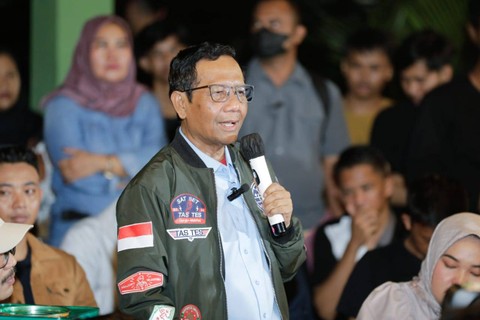 Cawapres nomor urut 3 Mahfud MD mendengarkan aspirasi dan keluhan masyarakat secara tatap muka melalui acara 'Tabrak Prof' di Bento Kopi Lampung, Kecamatan Sukarame, Kota Bandar Lampung, Provinsi Lampung, Kamis (25/1/2024). Foto: Dok. Istimewa