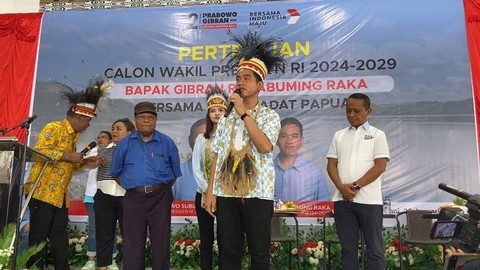 Cawapres nomor urut 02, Gibran Rakabuming Raka bertemu dengan tokoh adat di Pendopo Ondofoli, Sentani, Papua, Jumat (26/1/2024). Foto: Zamachsyari/kumparan
