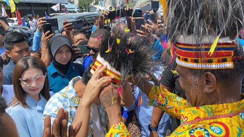 Cawapres nomor urut 02, Gibran Rakabuming Raka bertemu dengan tokoh adat di Pendopo Ondofoli, Sentani, Papua, Jumat (26/1/2024). Foto: Zamachsyari/kumparan
