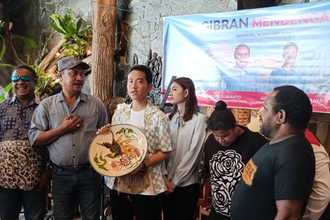 Cawapres nomor urut 02, Gibran Rakabuming Raka, menerima aspirasi dari kelompok disabilitas di Rumah Laut Restaurant, Jayapura, Papua, Jumat (26/1/2024). Foto: Zamachsyari/kumparan