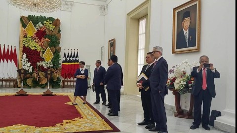 Menteri Pekerjaan Umum dan Perumahan Rakyat (PUPR) Basuki Hadimuljono foto wartawan Istana pakai smartphone. Foto: Paulina Herasmaranindar/kumparan
