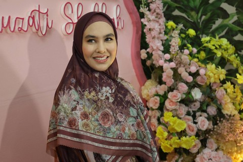 Artis Kartika Putri saat memberi keterangan pers terkait memilih capres harus bisa mengaji di kediamannya di kawasan Cipete, Jakarta, Jumat (26/01/2024). Foto: Dok. Agus Apriyanto