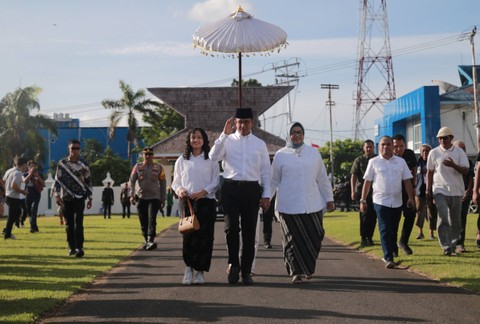 Calon presiden nomor urut 1 Anies Baswedan (tengah) didampingi istrinya Fery Farhati Ganis (kanan) dan putrinya Mutiara Annisa Baswedan (kiri) tiba di Kedaton Kesultanan Ternate, Kota Ternate, Maluku Utara, Jumat (26/1/2024). Foto: Andri Saputra/ANTARA FOTO