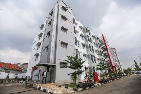 Warga berjalan keluar bangunan di Rumah Susun (Rusun) Sentra Mulya Jaya, Jakarta, Jumat (26/1/2024). Foto: Asprilla Dwi Adha/ANTARA FOTO