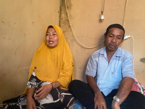 Rowiyah dan Sutono, orang tua korban bocah hanyut di Pesisir Laut, Kelurahan Kangkung, Kecamatan Bumi Waras, Bandar Lampung. | Foto: Sinta Yuliana/Lampung Geh