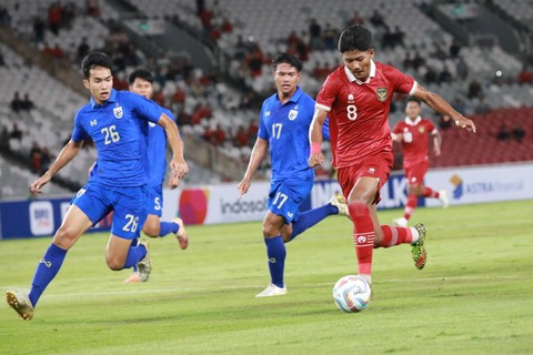 Pemain Timnas U-20 Indonesia Arkhan Kaka berusaha melewati pemain Timnas U-20 Thailand Puttarubin Jannawan pada pertandingan persahabatan di Stadion Gelora Bung Karno, Jakarta, Jumat (26/1/2024). Foto: Aditia Noviansyah/kumparan
