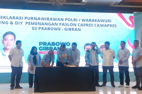 Deklarasi dukungan dari ribuan purnawirawan Polri dan Warakaturi termasuk Mantan Kapolri era 2013 - 2015 Jenderal (Purn) Sutarman kepada capres nomor urut 02, Prabowo-Gibran di Hotel Patra Semarang, Jumat (26/1/2024). Foto: Intan Alliva Khansa/kumparan