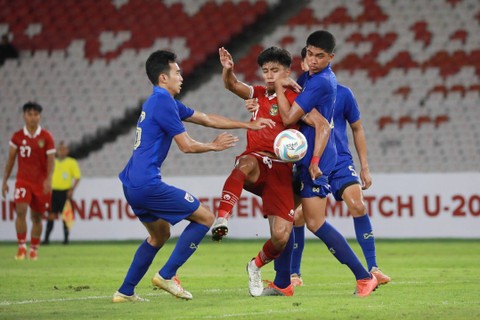 Pemain Timnas U-20 Indonesia Mufli Hidayat berusaha melewati pemain Timnas U-20 Thailand pada pertandingan persahabatan di Stadion Gelora Bung Karno, Jakarta, Jumat (26/1/2024).  Foto: Aditia Noviansyah/kumparan