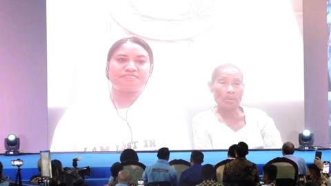 Momen capres 02 Prabowo berbincang dengan TKW Wilfrida yang dibebaskan dari hukuman mati. Foto: Dok. Istimewa