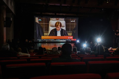 Warga Palestina menghadiri proyeksi langsung sidang Mahkamah Internasional (ICJ) mengenai kasus yang diajukan oleh Afrika Selatan terhadap Israel di kota Ramallah di Tepi Barat yang diduduki pada 26 Januari 2024. Foto: Zain Jaafar/AFP