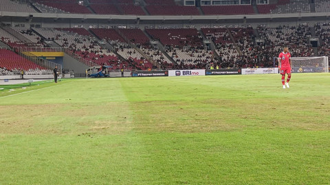 Kondisi rumput lapangan Stadion Utama Gelora Bung Karno (GBK), Jakarta, Jumat (26/1/2024). Foto: Aditia Noviansyah/kumparan