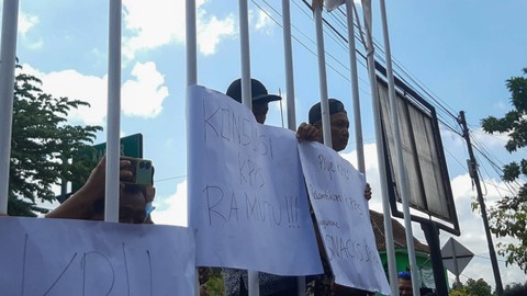 Para dukuh dan KPPS di Sleman mendatangi kantor KPU Sleman, Jumat (26/1) kemarin. Mereka mendesak transparansi KPU Sleman dan meminta KPU Sleman menempuh langkah hukum bagi vendor penyedia snack KPPS. Foto: Dok. Istimewa