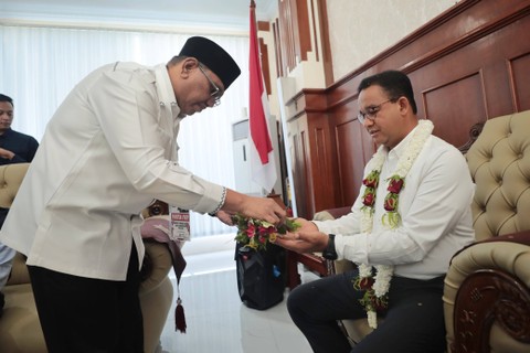Capres nomor urut 01, Anies Baswedan mendapat sambutan saat tiba di Bandara Internasional Sultan Iskandar Muda untuk melaksanakan kampanye akbar di Provinsi Aceh, Sabtu (27/1/2024). Foto: Dok. Istimewa