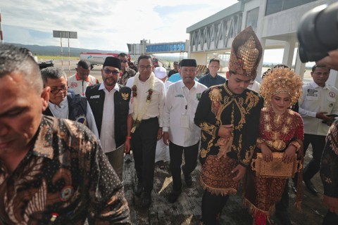 Capres nomor urut 01, Anies Baswedan saat tiba di Bandara Internasional Sultan Iskandar Muda, Aceh, Sabtu (27/1/2024). Foto: Dok. Istimewa