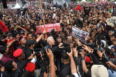 Calon presiden nomor urut 3 Ganjar Pranowo (tengah) bernyanyi dengan pendukungnya saat mengikuti kampanye terbuka bertajuk Hajatan Rakyat di Stadion Bima, Cirebon, Jawa Barat, Sabtu (27/1/2024). Foto: Akbar Nugroho Gumay/ANTARA FOTO