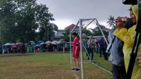 Presiden Jokowi hujan-hujanan bermain bola di Lapangan Gamplong, Kabupaten Sleman, Sabtu (27/1/2024). Foto: Arfiansyah Panji Purnandaru/kumparan
