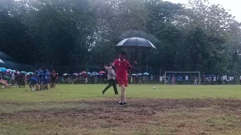 Presiden Jokowi hujan-hujanan bermain bola di Lapangan Gamplong, Kabupaten Sleman, Sabtu (27/1/2024). Foto: Arfiansyah Panji Purnandaru/kumparan
