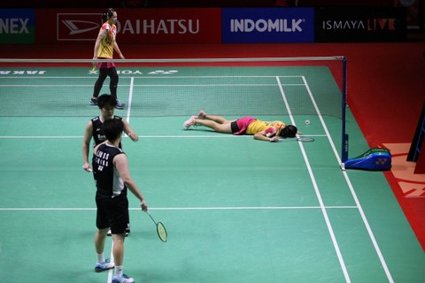 Pebulu tangkis Indonesia ganda putri Lanny Tria Mayasari/Ribka Sugiarto melawan Pebulu tangkis China Liu Sheng Shu/Tan Ning, pada babak semifinal Indonesia Masters 2024 di Istora Senayan, GBK, Jakarta, Sabtu (27/1). Foto: Aditia Noviansyah/kumparan