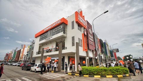 Tomoro kopi yang konsisten menyajikan 100 persen biji kopi arabica demi menyasar pasar milenial Palembang, Sabtu (27/1) Foto: ary priyanto/urban id