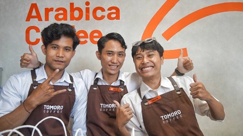 Para barista lokal Tomoro kopi yang baru saja membuka cabang ke enamnya di area PTC mal, Sabtu (27/1) Foto: ary priyanto/urban id