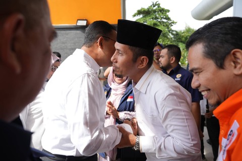 Capres 01 Anies Baswedan disambut relawan Sobat Anies Sanubari Riau, di Bandara Sultan Syarif Kasim Pekanbaru, Riau, Sabtu (27/1/2024). Foto: Dok. Istimewa
