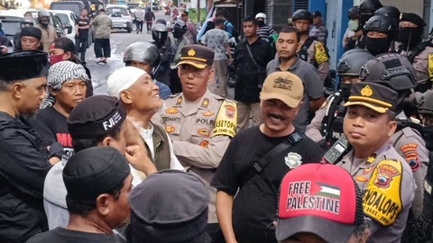 Laskar Umat Islam Surakarta mendatangi Polres Karanganyar untuk menanyakan kejelasan kasus penembakan, Sabtu (27/1/2024). Dok: kumparan.