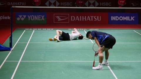 Pebulu tangkis Indonesia, Anthony Ginting, hadapi pebulu tangkis asal Kanada, Brian Yang, pada babak semifinal turnamen Indonesia Masters 2024 di Istora Senayan, kompleks Gelora Bung Karno (GBK), Jakarta, Sabtu (27/1/2024). Foto: Aditia Noviansyah/kumparan